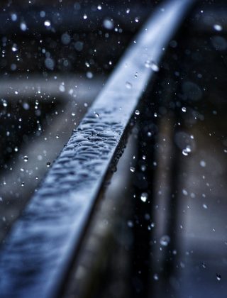 日与夜 漫画第三阶段章节封面：雨夜的十字路口，湿滑路面反射霓虹灯，主角撑伞站在斑马线前