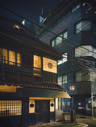 日与夜 漫画第二阶段章节封面：夜晚便利店门口，冷白灯光洒在地面，玻璃上映出两个人影